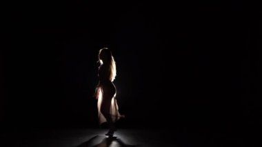 Stüdyoda spot ışığı kiriş içinde dans Ince kadın