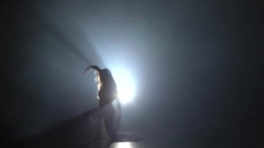 Stüdyoda spot ışığı demeti içinde tefekme performans Charming kadın