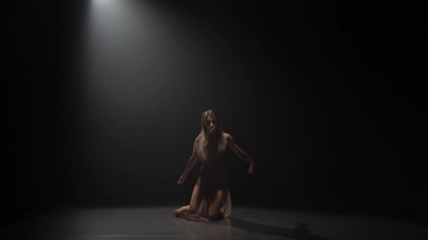 美丽的女孩跳舞在聚光灯下的黑暗工作室 — 图库视频影像