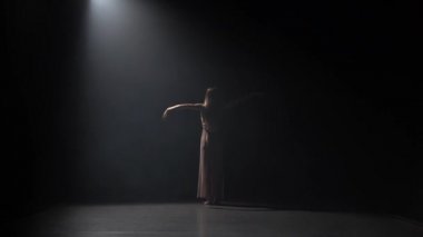 Karanlık stüdyoda çağdaş usta bir bakire dans Hareketi.