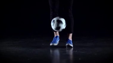Yakın çekim futbolcular bacaklar karanlıkta topu ile hile yapıyor. Yavaş çekim