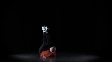 Futbol freestyler futbol topu ile uygulamaları stüdyoda tek durak yaparken. Yavaş çekim