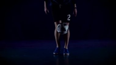 Futbol serbest stil. Yakın çekim futbolcular ayakları mavi alacakaranlıkta topu dolduruyor. Yavaş çekim