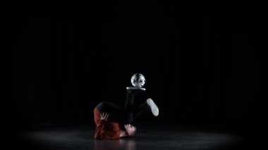 Alacakaranlıkta topla numaralar yapan adam. Yavaş çekim