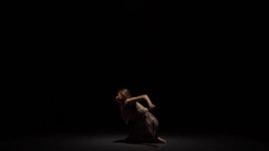 Alacakaranlıkta kadın dans harika contemp.