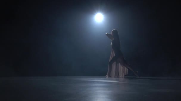 Движение элегантной леди танцующей созерцание в темной студии . — стоковое видео