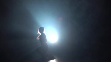 Karanlık stüdyoda tefekme performans seksi kadın yavaş hareket.