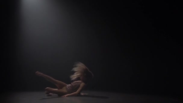 Slow motion flicka öva ru i Dark Studio under Spotlight — Stockvideo