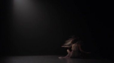 Siyah arka plan karşı stüdyoda dans şehvetli kız. Yavaş çekim