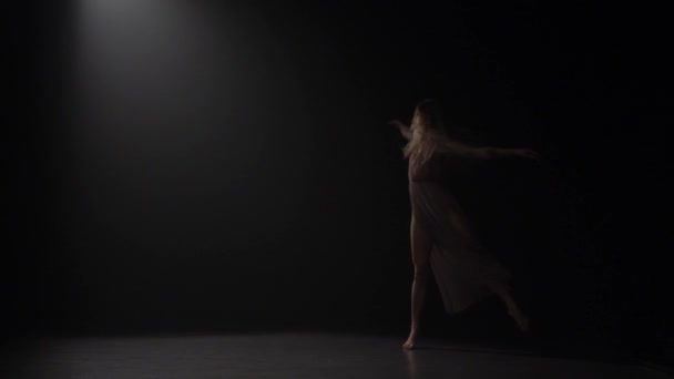 Mouvement lent de la danse féminine magnifique en studio sur fond noir — Video