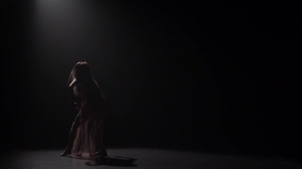 Táncos gyakorló kortárs sötét stúdióban reflektorfényben. Lassított mozgás — Stock videók