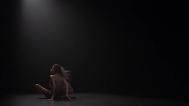 Mulher dança contemporânea em estúdio sob holofotes. Movimento lento — Vídeo de Stock