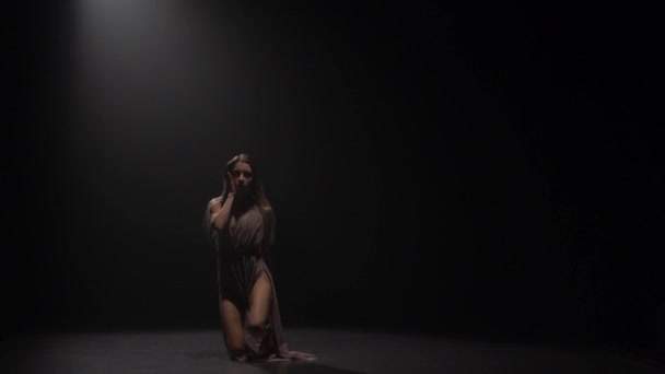 Slow motion of sexy woman with long hair dancing at studio. — Stock Video