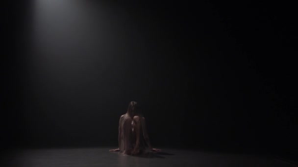 Mouvement lent de magnifique jeune fille dansant contemp en studio sombre . — Video