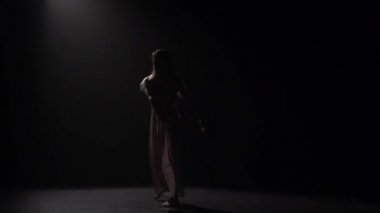 Alacakaranlıkta çağdaş performans güzel bir kız yavaş hareket.