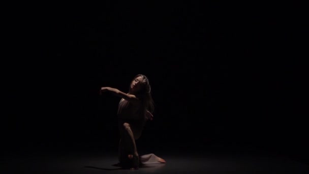 Sensuele meisje dansen in Studio op zwarte achtergrond van Studio. Slow Motion — Stockvideo