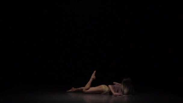 Slow Motion av en professionell dansare som utför contemporaryin Twilight. — Stockvideo