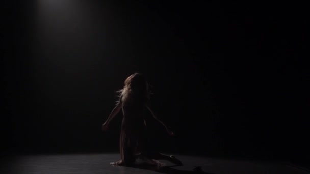 Jolie fille jouant Contemp au crépuscule. Mouvement lent — Video
