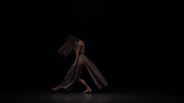 Professionele danser presteert in de schemering. Slow Motion — Stockvideo