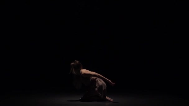 Slow Motion van performer dansen Contemporary in Twilight in Studio. — Stockvideo