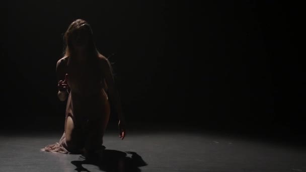 Сувора жінка танцює в сутінках. Крупним планом повільний рух — стокове відео