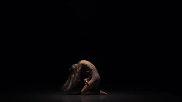 Charmig artist Dancing ru i Twilight. Slow motion — Stockvideo