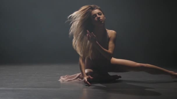 Close-up slow motion, graceful lady practicing contemp in dark studio. — Stock Video