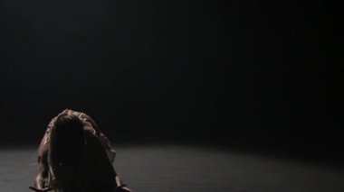 Alacakaranlıkta tefeksyon dans çekici kadının yakın çekim yavaş hareket.