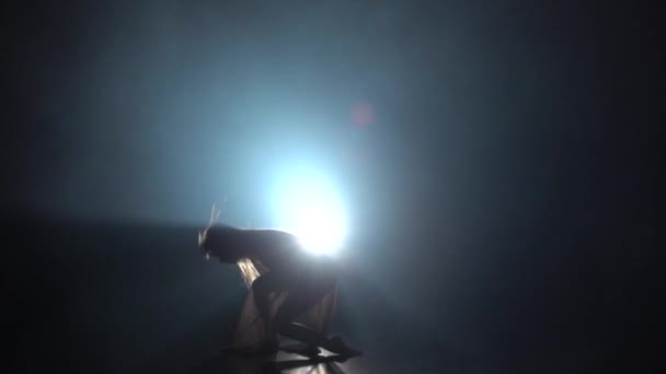Seksowna kobieta wykonujący współczesne w ciemnym studiu. Zwolnionym — Wideo stockowe