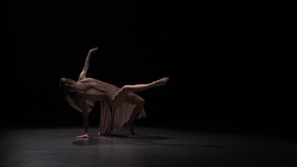 Dansare som utför Dans elementen mot svart bakgrund i Spotlight. — Stockvideo