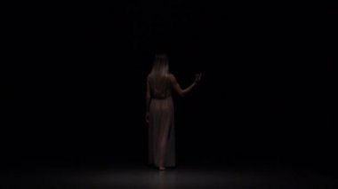 Siyah arka plana karşı alacakaranlıkta tefekkişan performans kadın ... Yavaş çekim