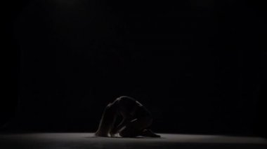 Profesyonel dansçı havaya toz parçacıkları atıyor. Yavaş çekim