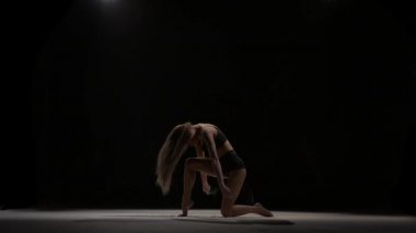 Sportif dansçı havaya toz parçacıkları atıyor. Yavaş çekim