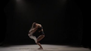 Havaya toz parçacıkları atan çekici kızın yavaş hareketi.