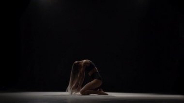 Şehvetli kız havaya toz parçacıkları atma. Yavaş çekim