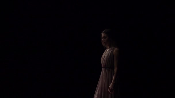 Slow Motion close-up van sportieve Maiden Dancing contemporaryin Dark Studio. — Stockvideo