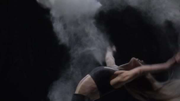 Close-up slow motion, virtuoze danser die stofdeeltjes in de lucht gooit. — Stockvideo