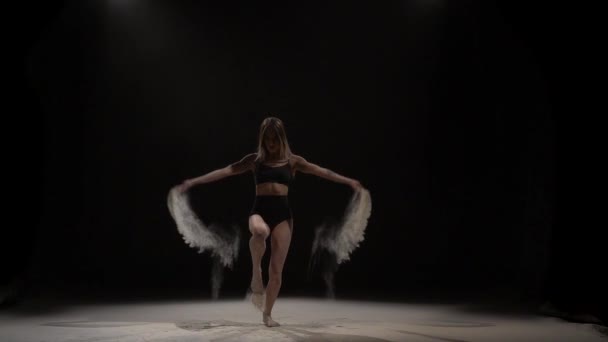 Sexy vrouw gooien stofdeeltjes in de lucht. Slow Motion — Stockvideo
