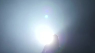 Karanlık stüdyoda tefekktürde pratik yapan sanatçının yakın çekim. Yavaş çekim