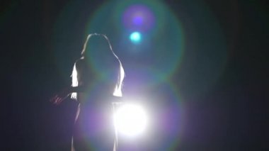 Yakın çekim yavaş çekim, karanlık stüdyoda tefekksyon pratik sportif sanatçı.