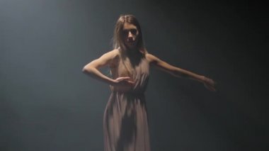 Yakın çekim yavaş çekim, profesyonel sanatçı karanlık stüdyoda tefekkspratik pratik.