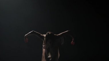 Alacakaranlıkta çağdaş dans eden yakın çekim çekici kadın. Yavaş çekim