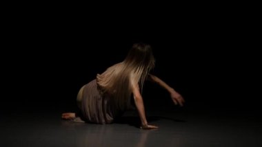 Alacakaranlıkta tefekoyuncu performans çekici kadın yakın çekim yavaş hareket.