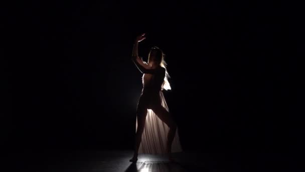 Slow motion of graceful girl practicing contemp in dark studio. — Stock Video