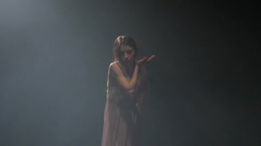 Yakın çekim yavaş çekim, profesyonel sanatçı karanlık stüdyoda çağdaş pratik.