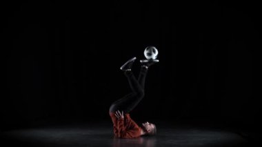 Futbol serbest stil. Yavaş çekim futbol freestyler futbol topu ile uygulamaları stüdyoda tek durak yaparken