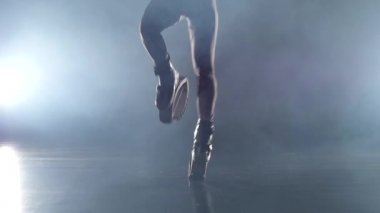 Yavaş çekim, bacaklar kangoo egzersizleri yapıyor ayakkabı atlar. Close