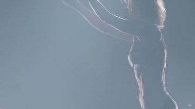 Kangoo'da dans eden yakın çekim kadın stüdyoda ayakkabı atlıyor. Yavaş çekim