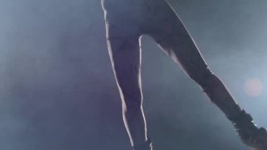Kangoo egzersizleri yapan güçlü bacaklar ayakkabı atlar. Yakın çekim yavaş çekim