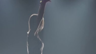 Yakın çekim yavaş çekim, kızlık kangoo egzersizleri yapıyor ayakkabı atlar.